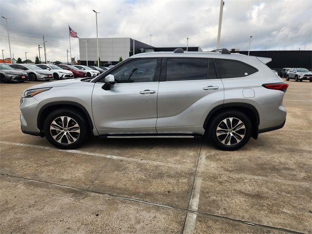 2022 Toyota Highlander XLE Silver at Don McGill Toyota