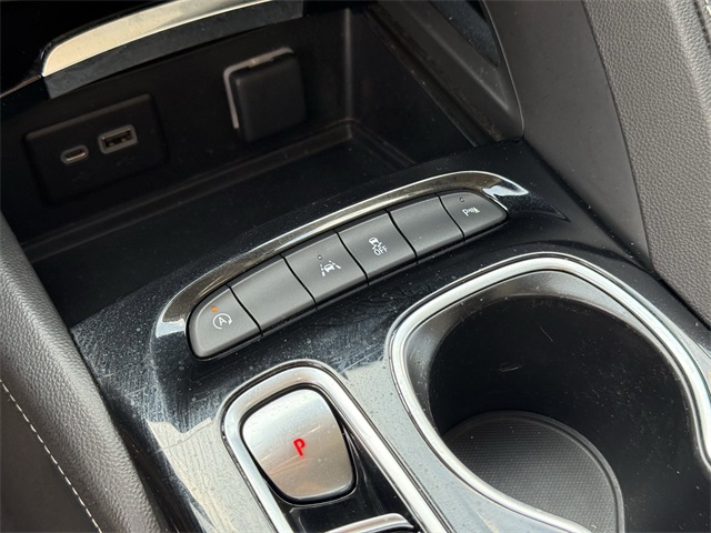 2023 Buick Envision Preferred White at Community Kia