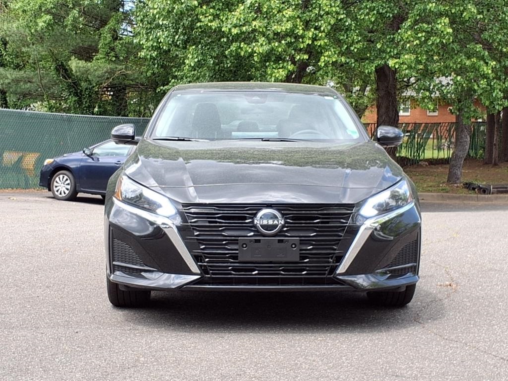 2025 Nissan Altima SL photo 2