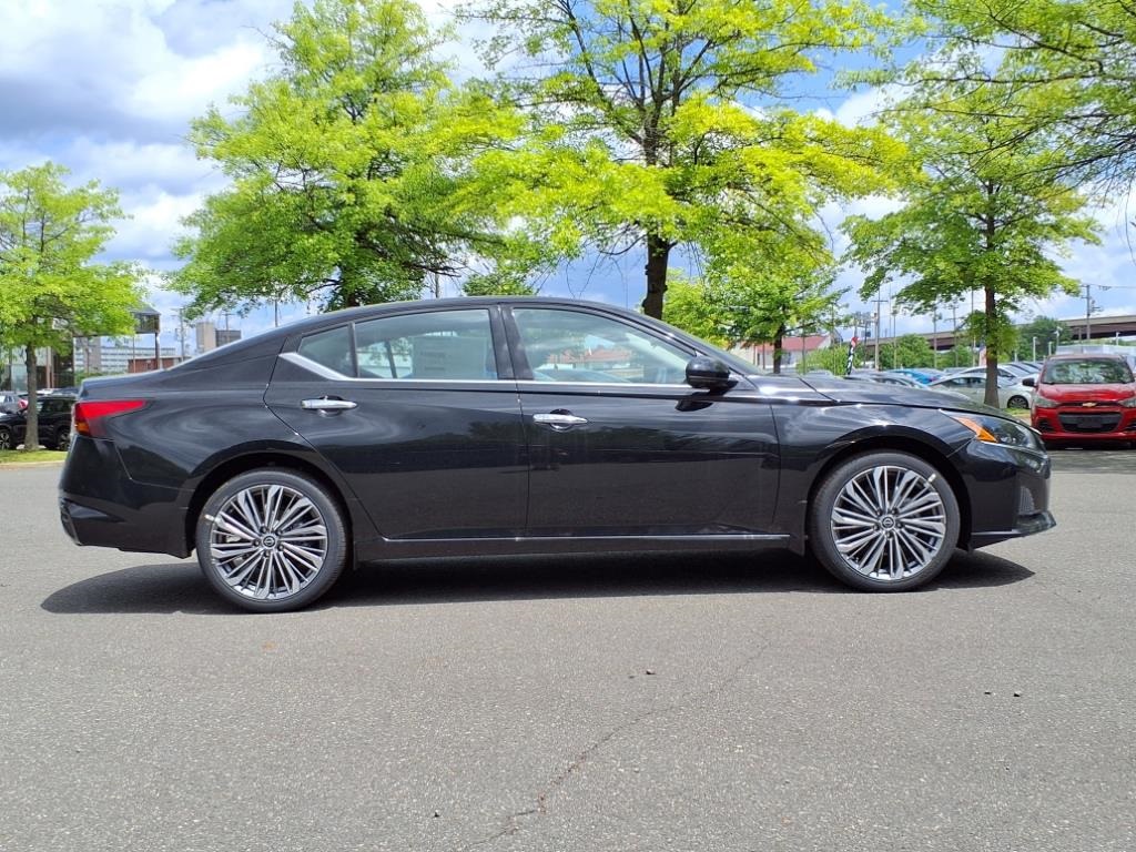 2025 Nissan Altima SL photo 3