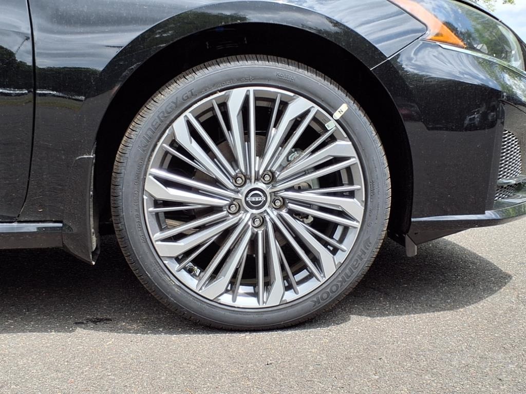 2025 Nissan Altima SL photo 4