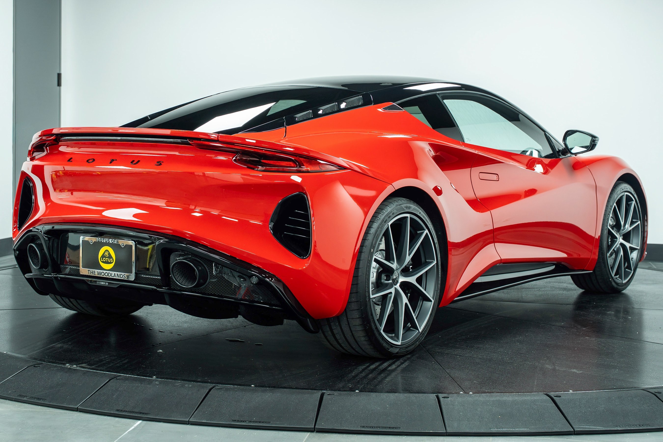2025 Lotus Emira Base photo 4