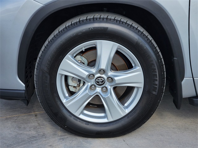 2024 Toyota Highlander LE photo 9