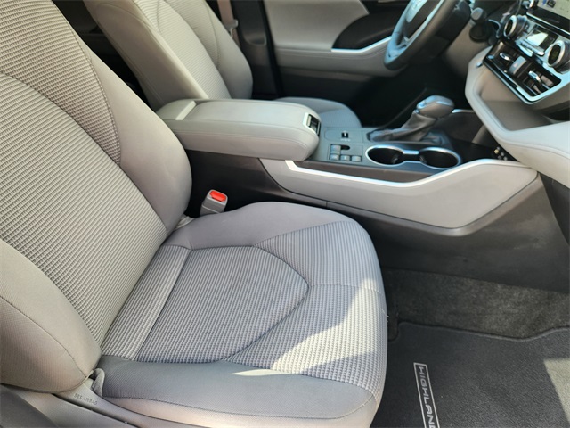2024 Toyota Highlander LE photo 12