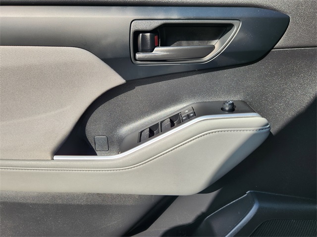 2024 Toyota Highlander LE photo 19