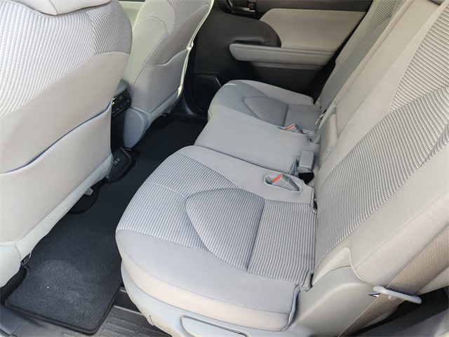 2024 Toyota Highlander LE photo 25
