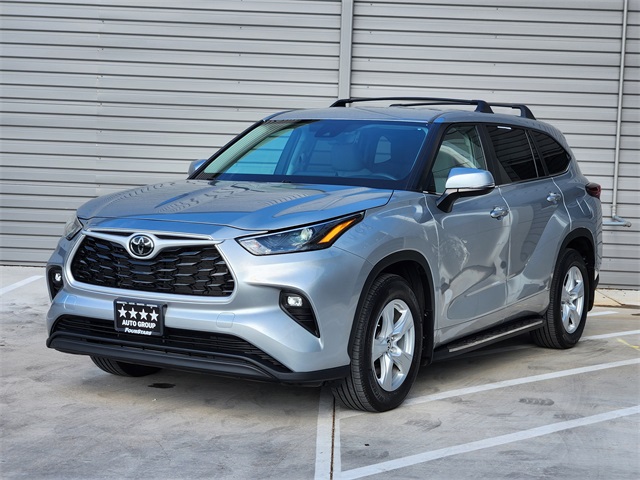 2024 Toyota Highlander LE photo 2