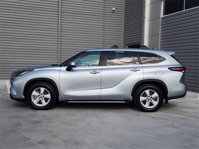 2024 Toyota Highlander LE photo 3