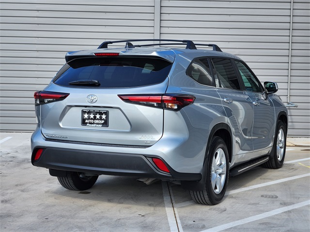 2024 Toyota Highlander LE photo 6