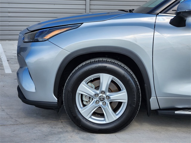 2024 Toyota Highlander LE photo 7