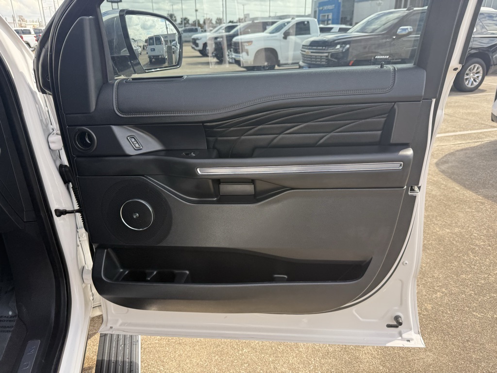 2019 Ford Expedition Platinum White at Ultimate Motorsports