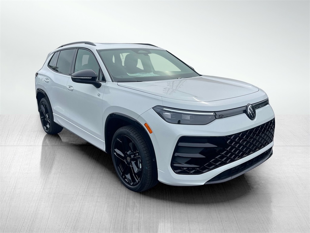 2025 Volkswagen Tiguan SE R-LINE BLACK's photo