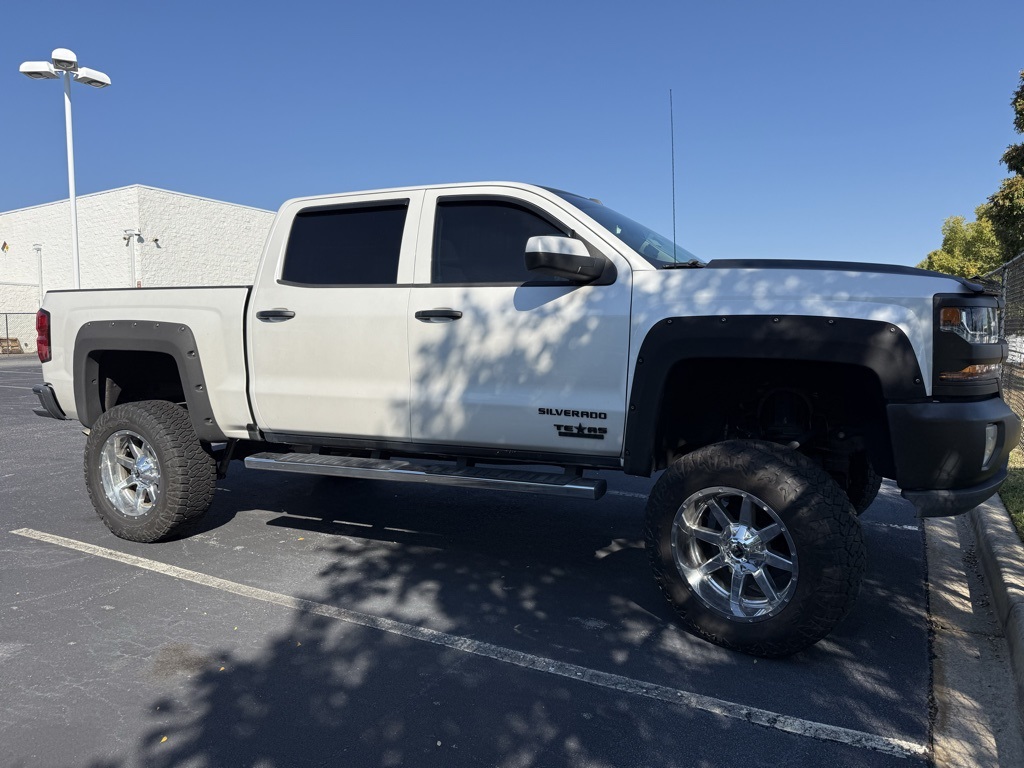 2018 Chevrolet Silverado 1500 LT photo 2