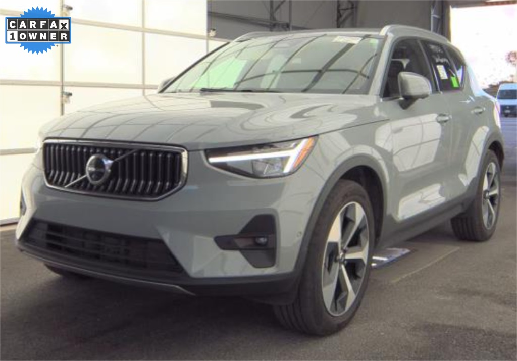 2025 Volvo XC40 B5 Plus Bright Theme AWD