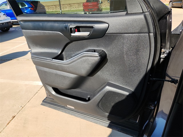 Used Car 2021 Toyota Highlander  Xle For Sale Under $30,000 In Plainview, Texas