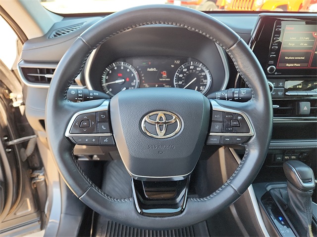 Used Car 2021 Toyota Highlander  Xle For Sale Under $30,000 In Plainview, Texas