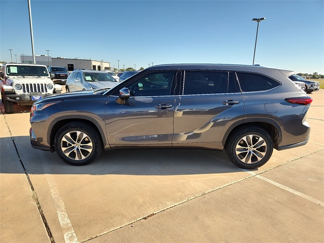 Used Car 2021 Toyota Highlander  Xle For Sale Under $30,000 In Plainview, Texas