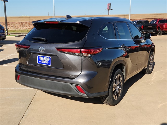 Used Car 2021 Toyota Highlander  Xle For Sale Under $30,000 In Plainview, Texas