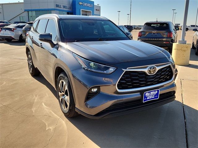 Used Car 2021 Toyota Highlander  Xle For Sale Under $30,000 In Plainview, Texas