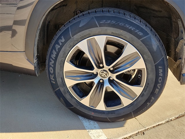 Used Car 2021 Toyota Highlander  Xle For Sale Under $30,000 In Plainview, Texas
