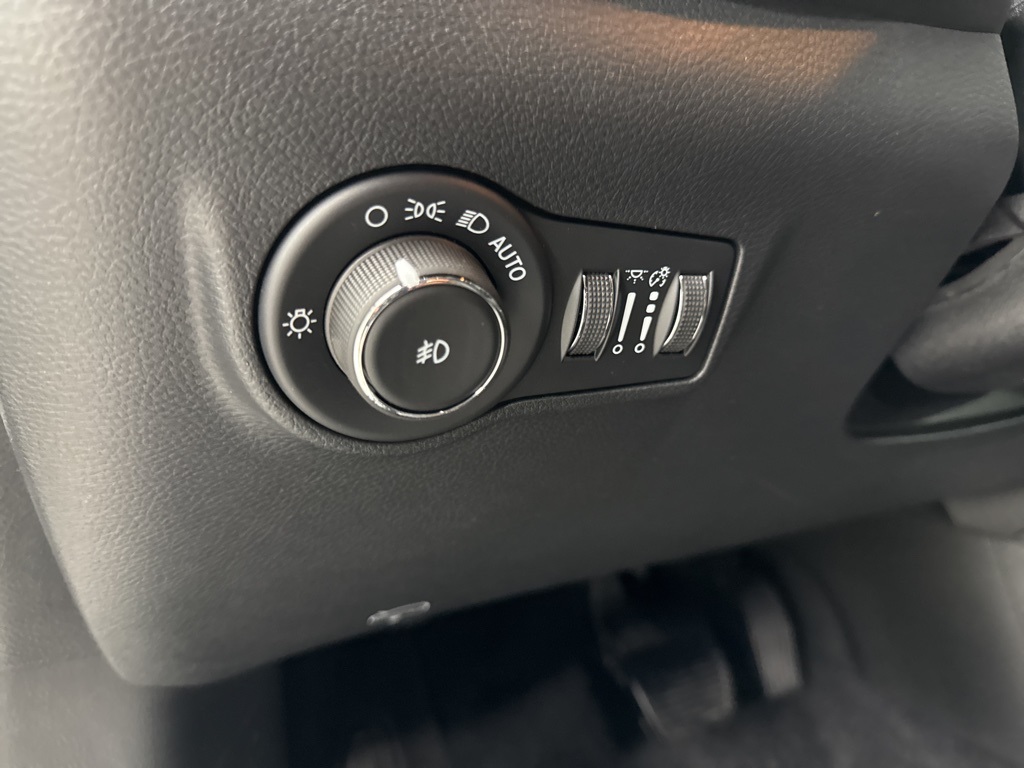 2025 Jeep Compass Limited White at River Oaks CDJR