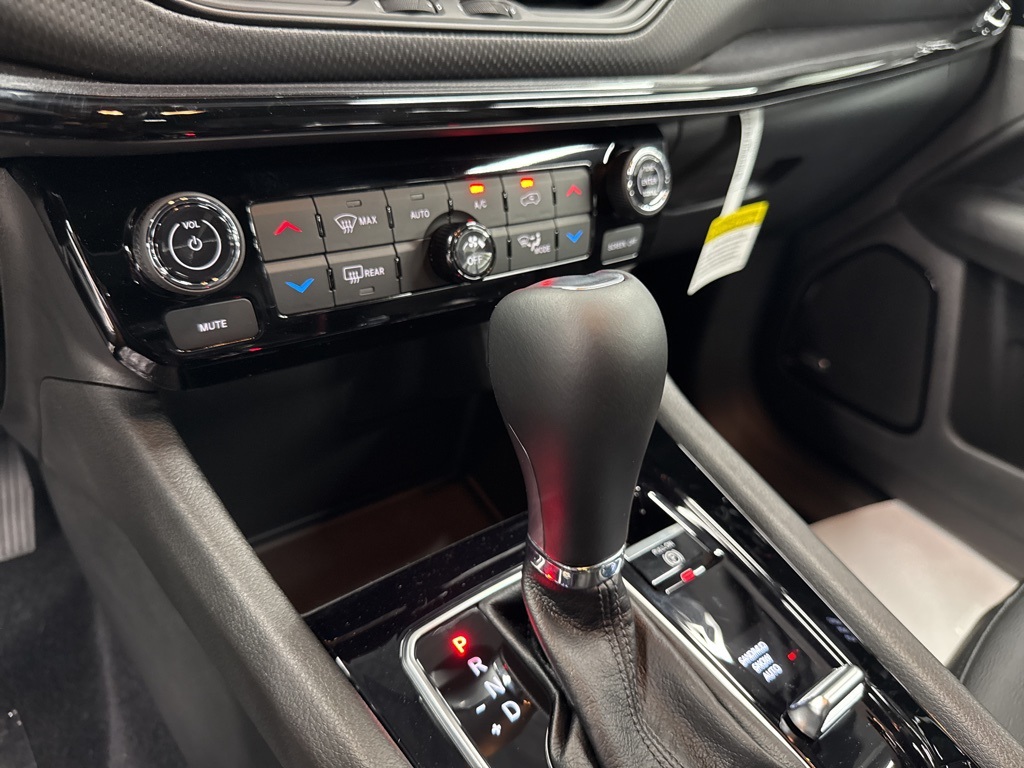 2025 Jeep Compass Limited White at River Oaks CDJR