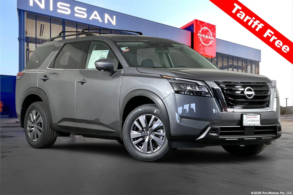 2025 Nissan Pathfinder SV's photo