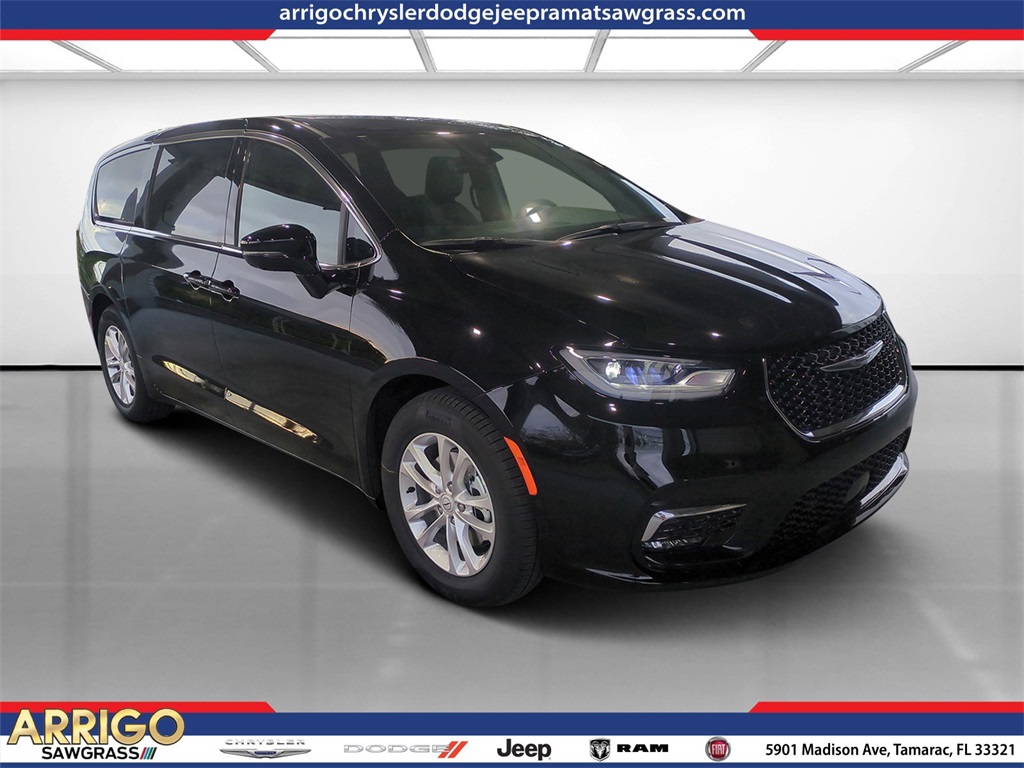 2026 Chrysler Pacifica Select's photo