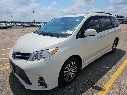 2018 Toyota Sienna XLE's photo