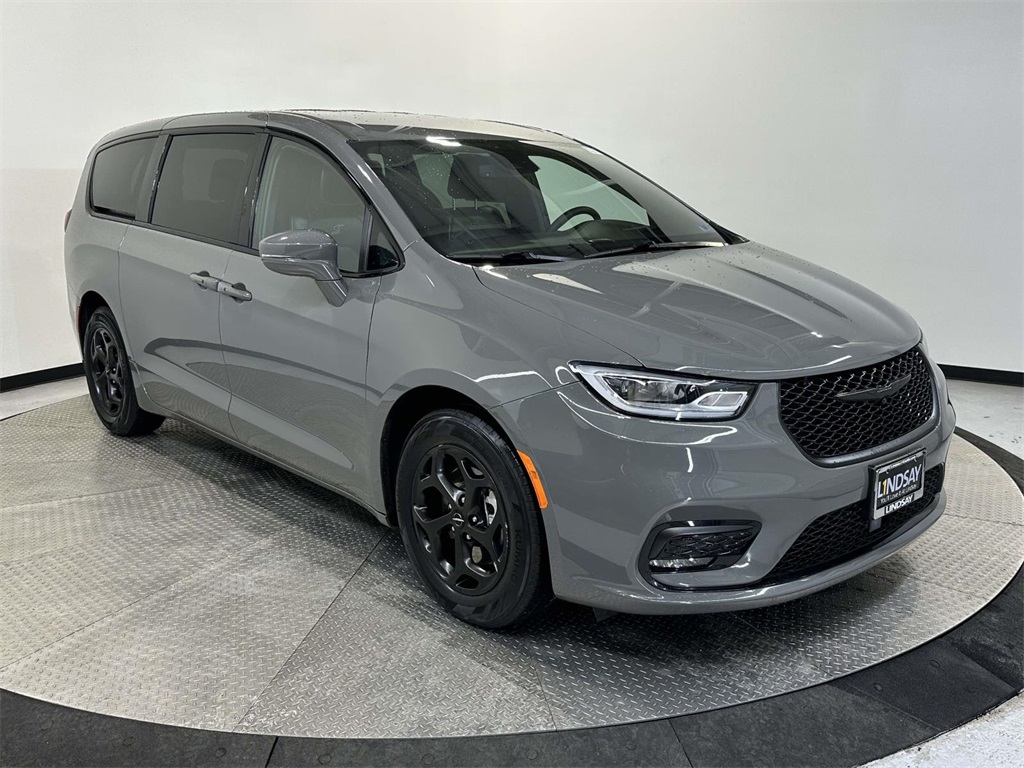 2022 Chrysler Pacifica Hybrid Touring L FWD