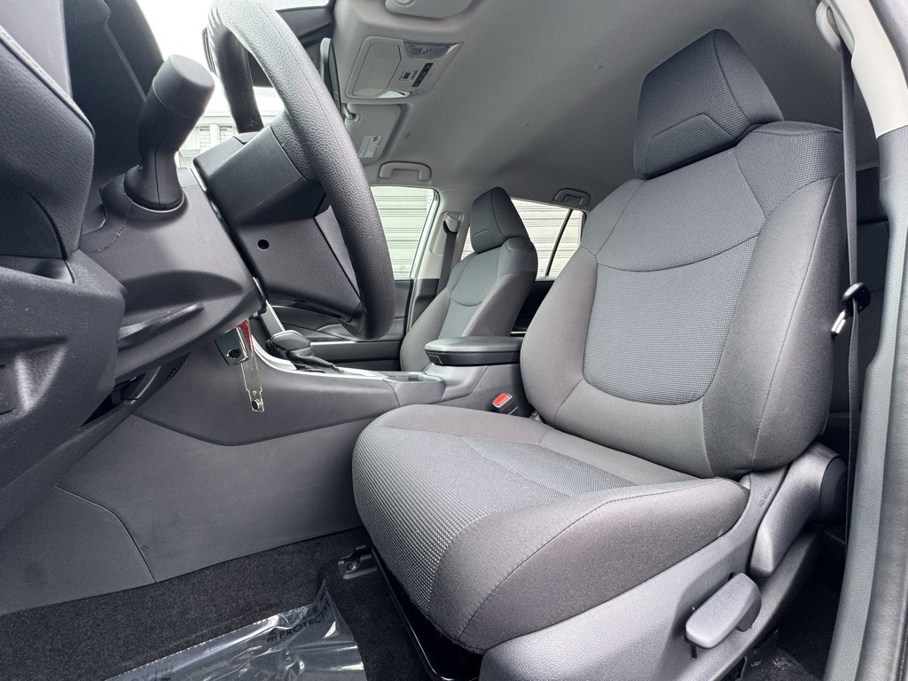 2025 Toyota RAV4 LE photo 4