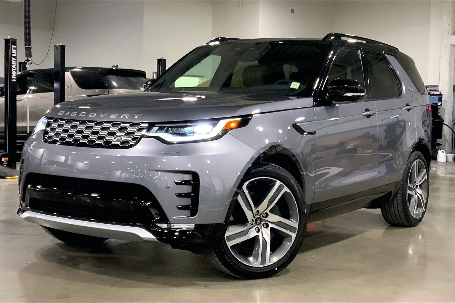 2026 Land Rover Discovery P360 Tempest Edition AWD
