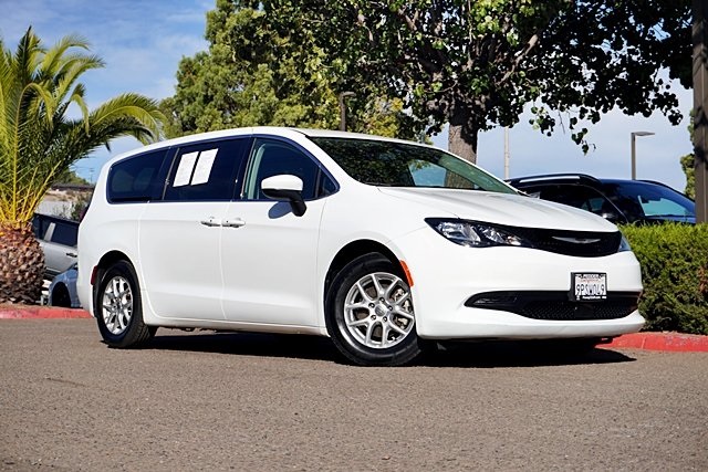 2022 Chrysler Voyager LX