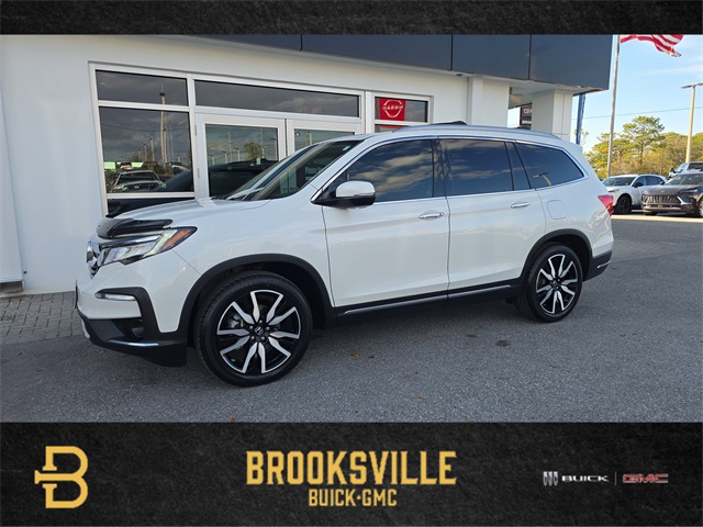 2022 Honda Pilot Touring FWD with Rear Captain's Chairs