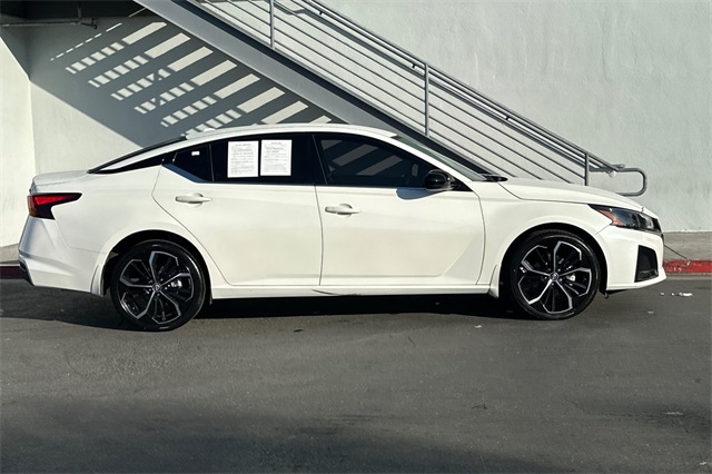 2023 Nissan Altima 2.5 SR photo 2