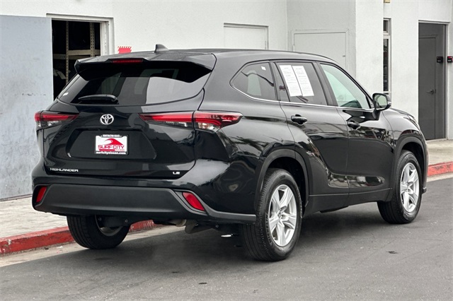 2024 Toyota Highlander LE photo 2