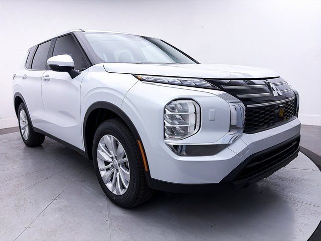 2025 Mitsubishi Outlander ES's photo