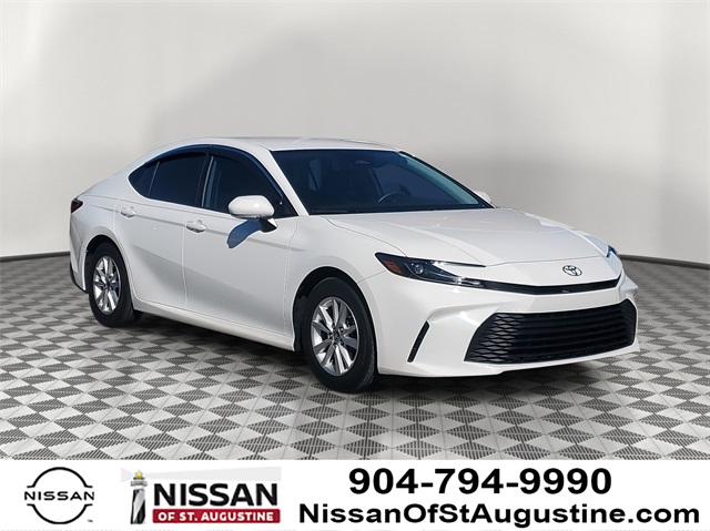 2025 Toyota Camry LE's photo