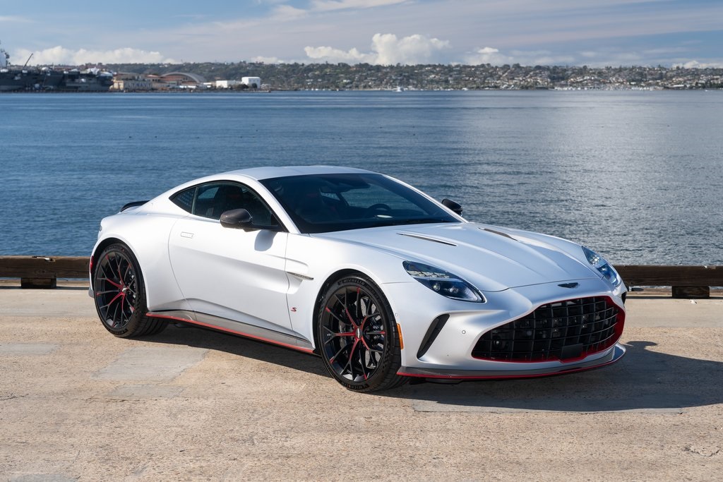 2026 Aston Martin Vantage Base's photo