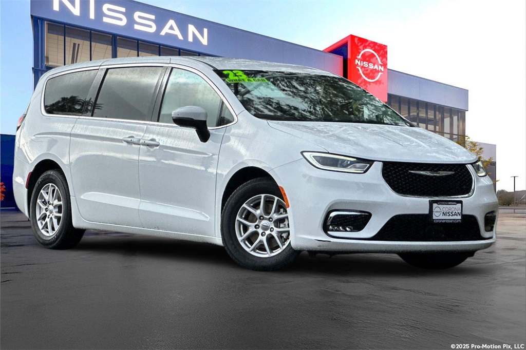 2023 Chrysler Pacifica Touring L's photo