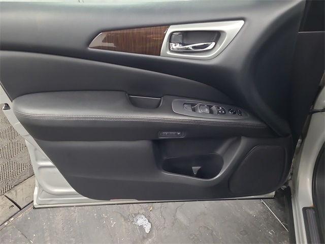 2015 – Nissan – Pathfinder
