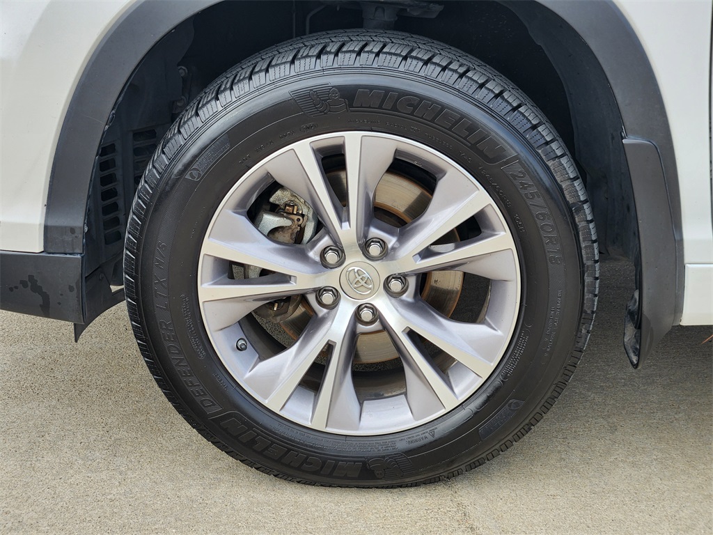 2015 Toyota Highlander XLE V6 White at Community Toyota