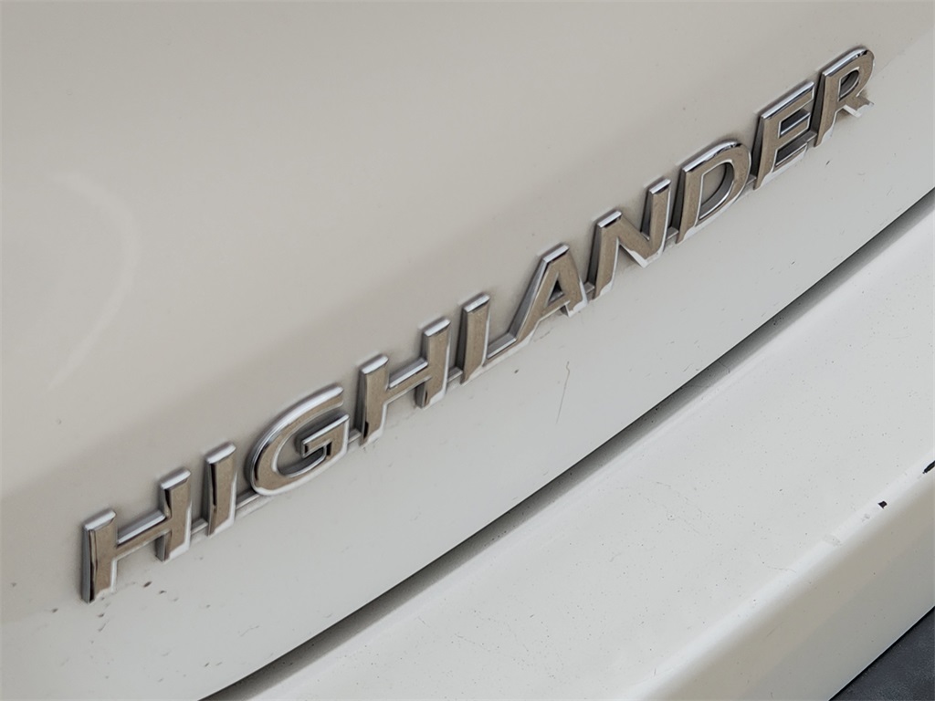 2015 Toyota Highlander XLE V6 White at Community Toyota