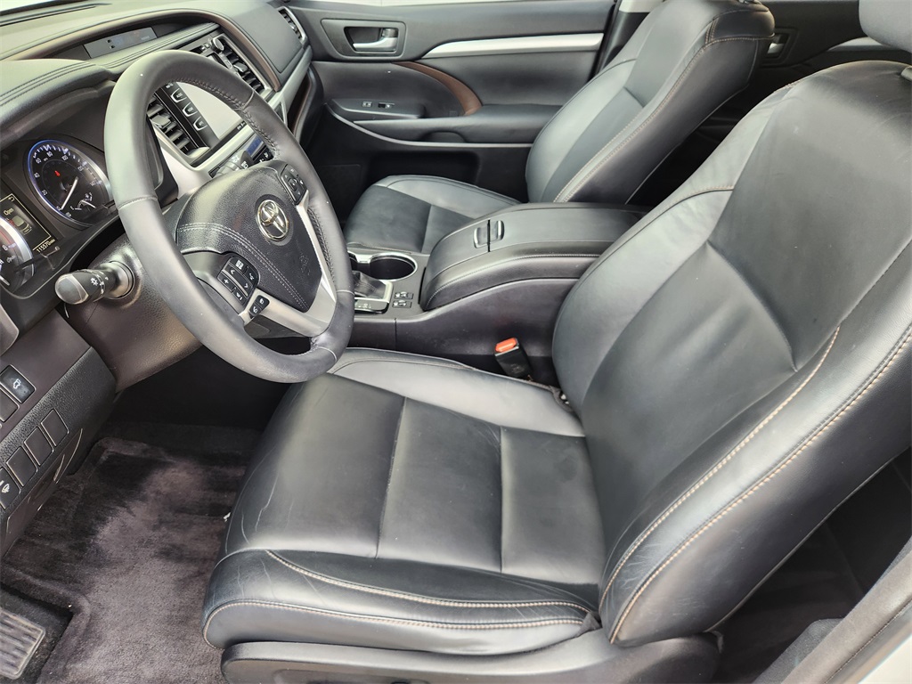 2015 Toyota Highlander XLE V6 White at Community Toyota