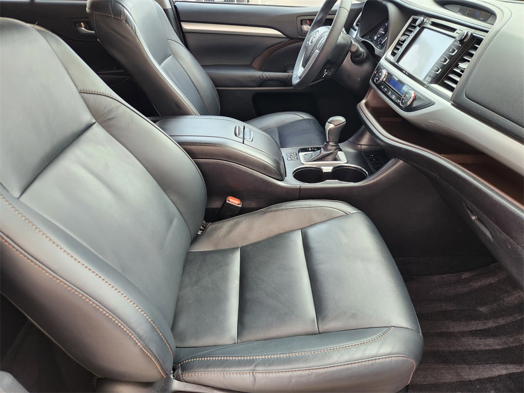 2015 Toyota Highlander XLE V6 White at Community Toyota