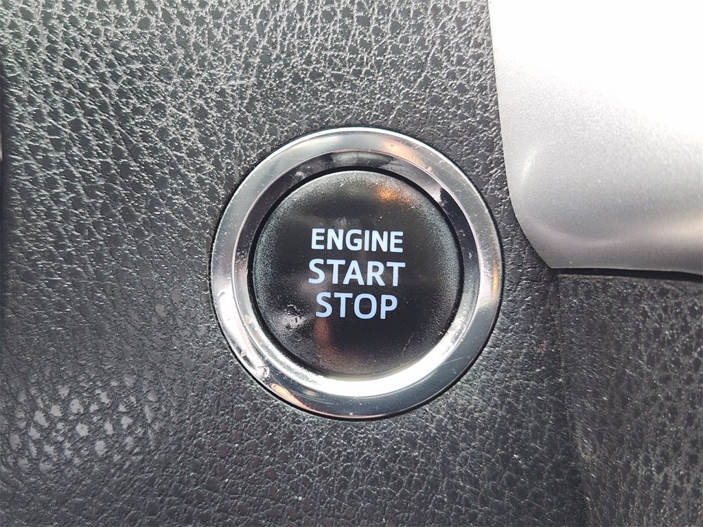 2015 Toyota Highlander XLE V6 White at Community Toyota