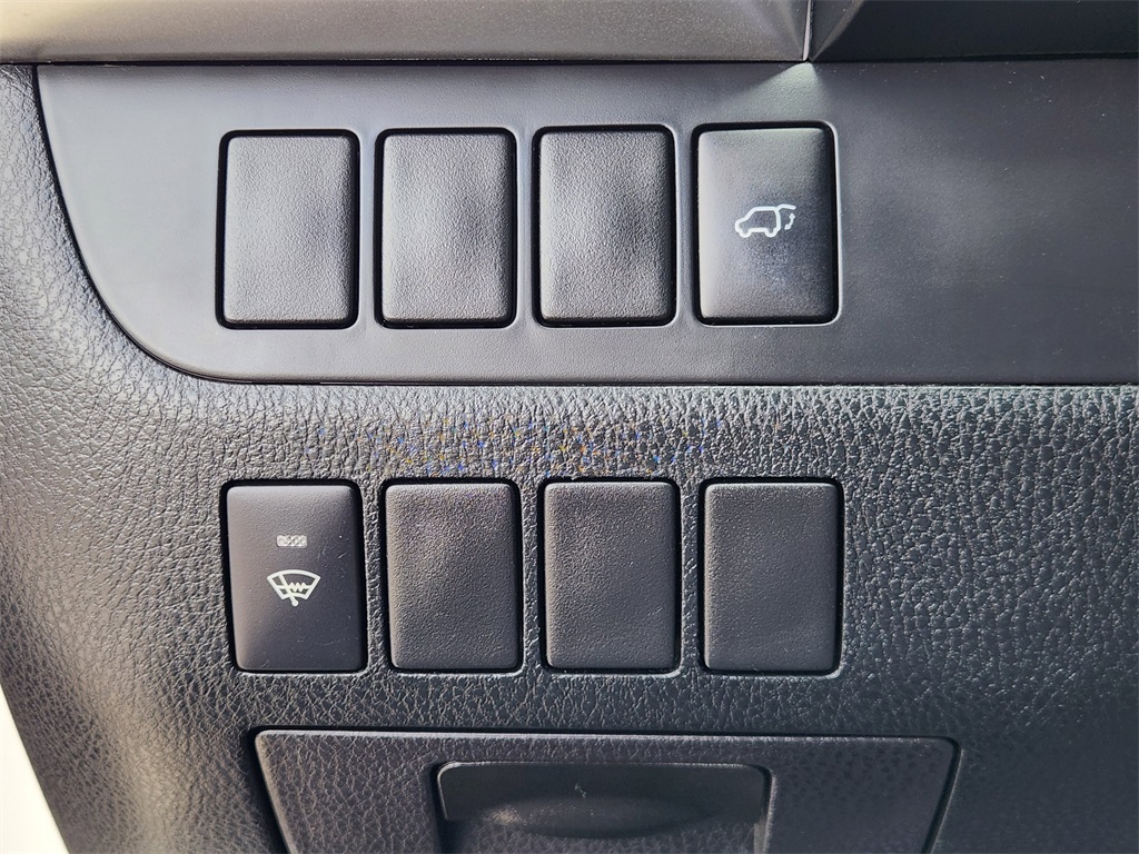 2015 Toyota Highlander XLE V6 White at Community Toyota