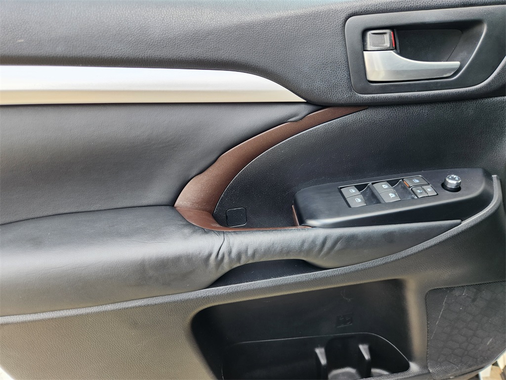 2015 Toyota Highlander XLE V6 White at Community Toyota