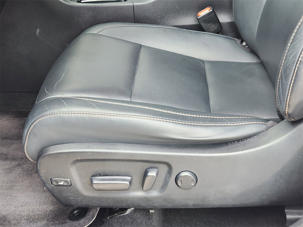 2015 Toyota Highlander XLE V6 White at Community Toyota