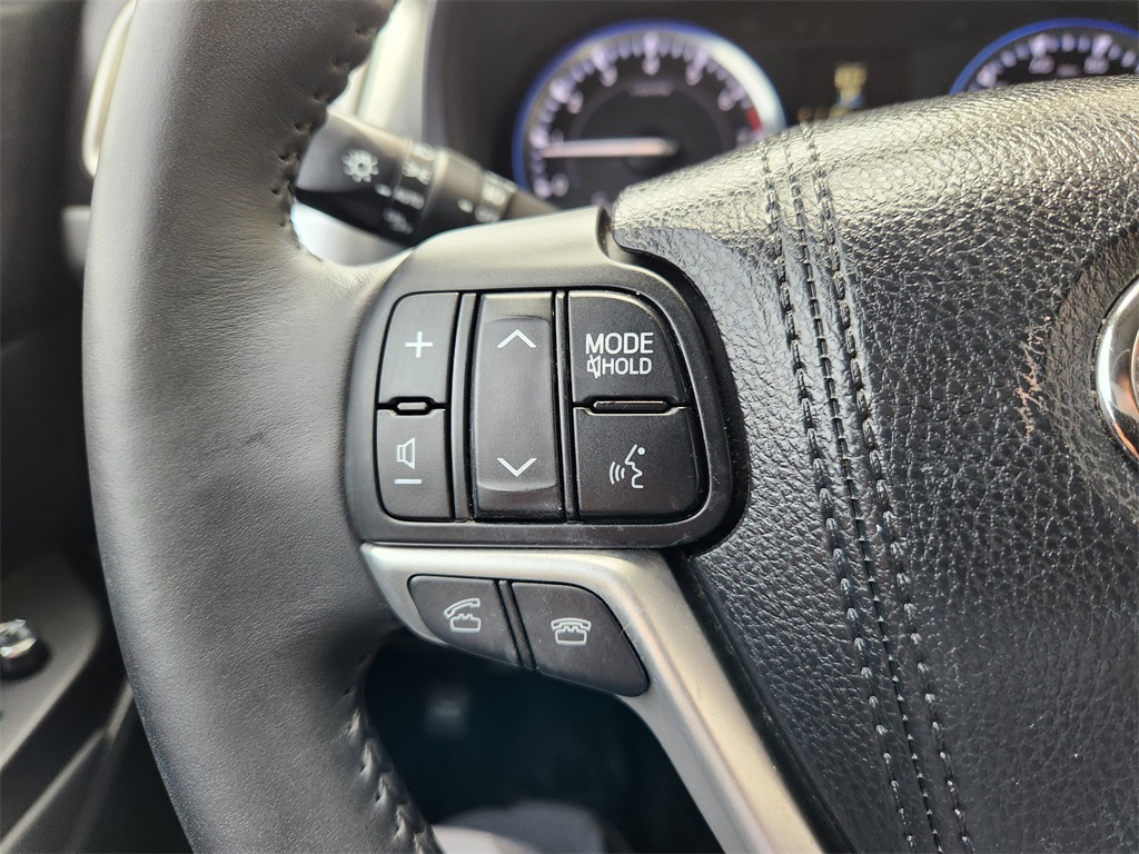 2015 Toyota Highlander XLE V6 White at Community Toyota